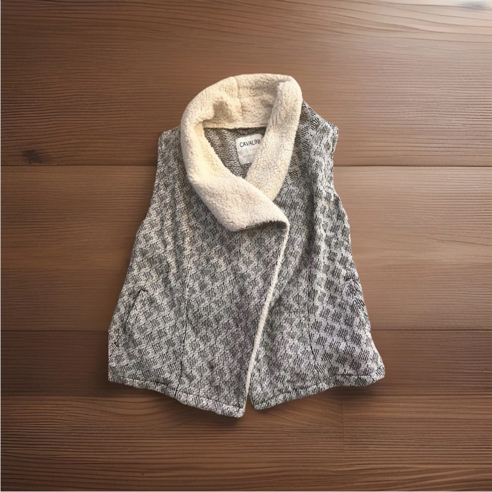 Cavalini by cavalini 

Cavalini waterfall fuzzy cardigan vest 
Size Medium